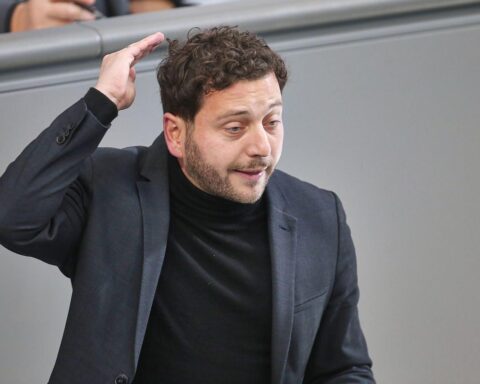 Felix Banaszak fordert entschlossenes Vorgehen gegen Rechtsextremismus bei Innenministerkonferenz in Hamburg.