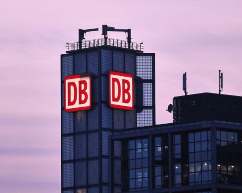 Baubeginn der neuen Huntebrücke: Politiker und DB-Infrago-Chef feiern Fortschritt für Verkehrsinfrastruktur.