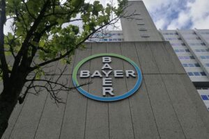 Bayer CEO kritisiert hohe Strompreise und Bürokratie in Deutschland, fordert inspirierende nationale Mission.