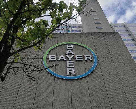 Bayer CEO kritisiert hohe Strompreise und Bürokratie in Deutschland, fordert inspirierende nationale Mission.