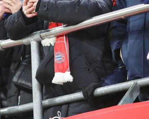 Bayern-Fans im Stadion, jubelnd, mit Schals, während ihrer DFB-Pokal-Ansetzung gegen Osnabrück.