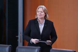 Beamtenbund-Chef kritisiert Politiker für populistische Angriffe auf Beamte in Deutschland.