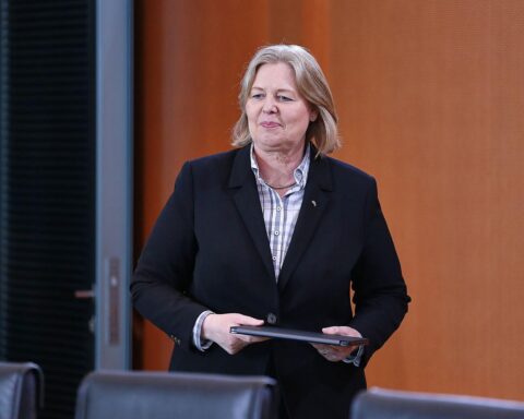 Beamtenbund-Chef kritisiert Politiker für populistische Angriffe auf Beamte in Deutschland.