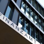 Visualisiere ein Finanzamt in Deutschland, das Steuerbescheide effizient bearbeitet. Diagramme oder Grafiken wären hilfreich.
