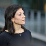 Katherina Reiche bei einer Sitzung, umgeben von kritischen Beamten des Wirtschaftsministeriums.