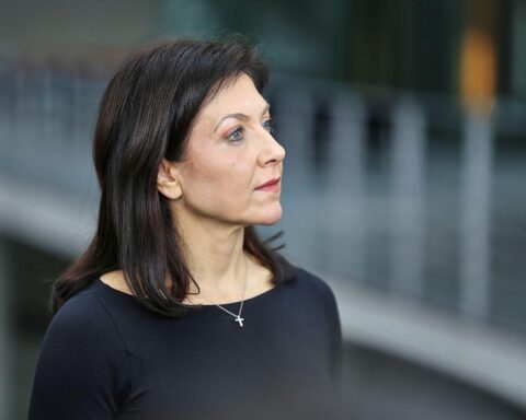 Katherina Reiche bei einer Sitzung, umgeben von kritischen Beamten des Wirtschaftsministeriums.