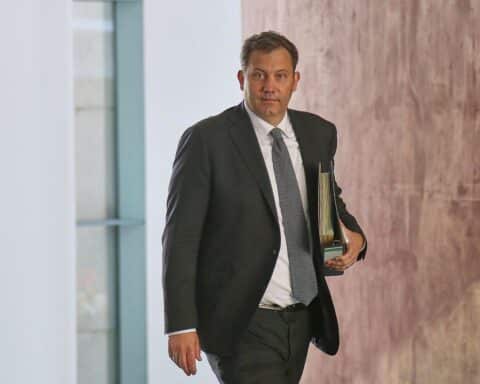 Lars Klingbeil präsentiert den Bundeshaushalt 2027, um Einsparungen und finanzielle Herausforderungen zu erläutern.