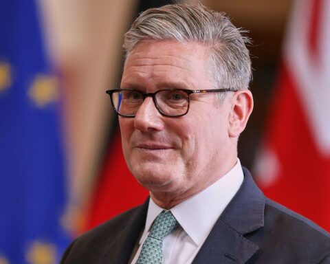 Keir Starmer kämpft um seine Position als britischer Premierminister amid innerparteilichem Druck und Herausforderungen.