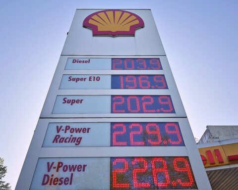 Tankstelle mit Preisen, Hinweis auf Tankrabatt-Auslauf und mögliche Preissteigerungen nach 1. Juli.