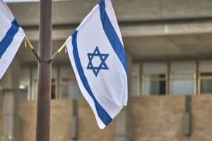 Israelische Flagge vor der Knesset, Symbol für aktuelle politischen Spannungen im Libanon.
