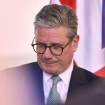 Keir Starmer unter Druck: Rücktrittsgerüchte nach schlechtem Wahlergebnis und internen Konflikten.