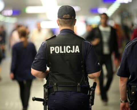 Polizei und Ermittler vor Ort, Absperrungen und ein geschocktes Publikum nach Mord an Künstler.