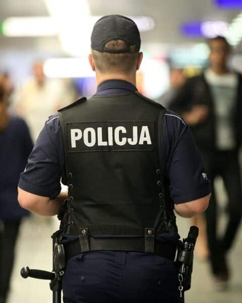 Polizei und Ermittler vor Ort, Absperrungen und ein geschocktes Publikum nach Mord an Künstler.