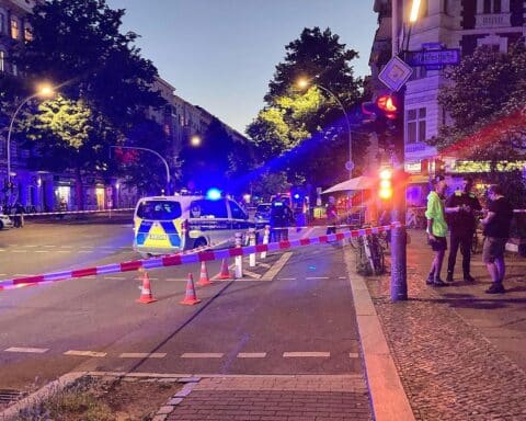 Polizei in Berlin-Kreuzberg nach Schießerei, Betroffene Clankriminalität, Sicherheitslage im Fokus.