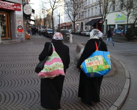 Zwei Frauen mit Kopftuch im Berliner Kreuzberg, symbolisieren Vielfalt und Migration.