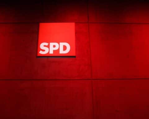 SPD-Logo mit dem Fokus auf Bürokratieabbau und wirtschaftliche Erneuerung in Berlin.