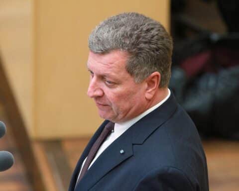 Christian Bernreiter warnt vor ICE-Streichungen in Bayern; möglicherweise betroffene Städte abgebildet.
