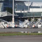 Fluggasttreppen am Münchner Flughafen; Feuer im Tower beeinträchtigt den Flugverkehr erheblich.