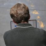 Mann mit Laptop, alarmiert über betrügerische E-Mails, betont Datenschutz und Sicherheitsmaßnahmen.