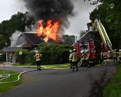 Einfamilienhaus brennt, Feuerwehr im Einsatz, Polizei ermittelt, Bewohnerin unverletzt.