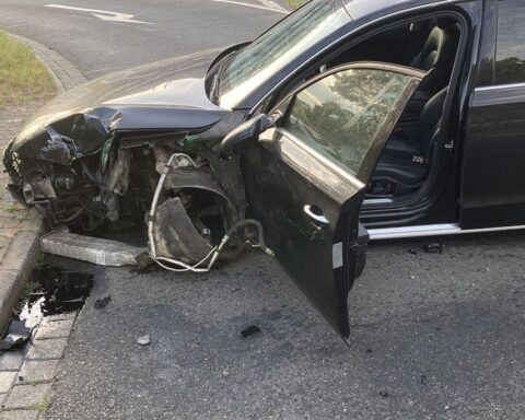 Zerstörter Audi nach zwei Unfällen, Alkohol am Steuer, Polizei sucht Zeugen.
