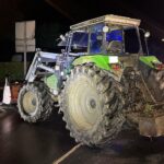 Unfall mit Traktor: Fahrer flüchtet, zwei Jugendliche stürzen, einer schwer verletzt.
