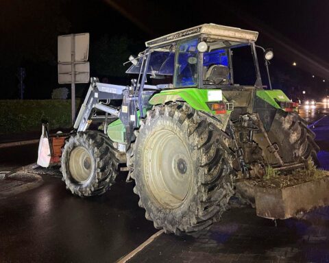 Unfall mit Traktor: Fahrer flüchtet, zwei Jugendliche stürzen, einer schwer verletzt.