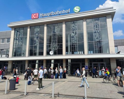 Polizisten am Hauptbahnhof Dortmund nehmen randalierenden Mann fest, Gewahrsam und Ermittlungen folgen.