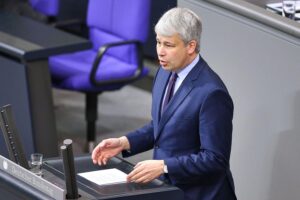 Steffen Bilger diskutiert Reformen für Wirtschaftswachstum und entlastende Maßnahmen in Deutschland.