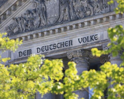 Steffen Bilger diskutiert Sommerpause im Bundestag; keine Aussetzung geplant, Verantwortung bleibt.
