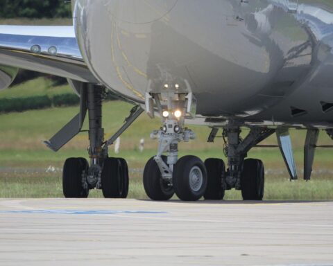 Fahrwerk einer Boeing 747-400: Symbol für Boeings Erholung und Herausforderungen in der Luftfahrtbranche.