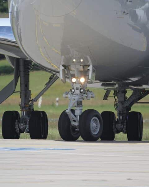 Fahrwerk einer Boeing 747-400: Symbol für Boeings Erholung und Herausforderungen in der Luftfahrtbranche.