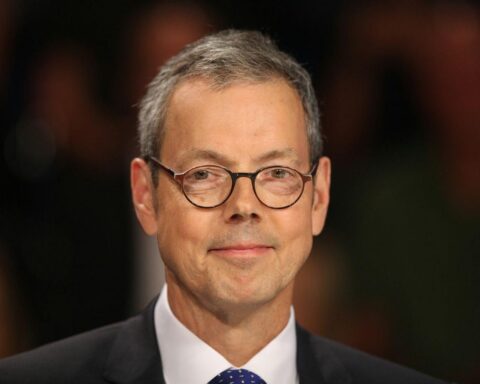 Peter Bofinger diskutiert Rentenversicherung für Beamte, warnt vor finanzieller Doppelbelastung des Staates.