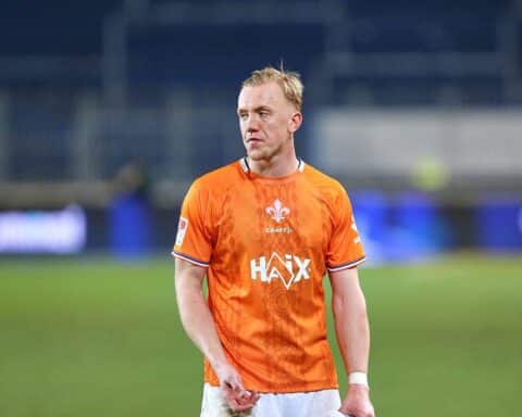 Isac Lidberg im Borussia Mönchengladbach-Trikot, jubelnd nach einem erfolgreichen Torabschluss.