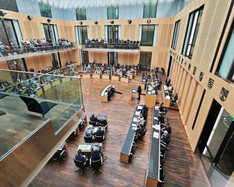 Bundesratspräsident Bovenschulte diskutiert Schuldenbremse und Steuerreform im Bundesrat.