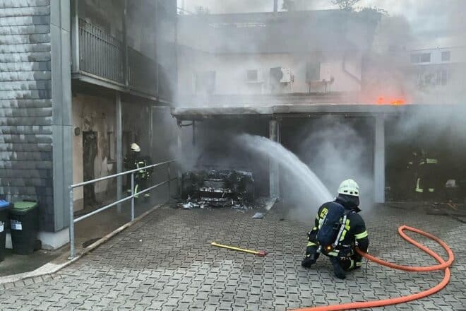 Brand greift auf Wohnhaus und Garagen in Mülheim über