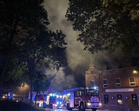 Rauchentwicklung aus dem ehemaligen Club Magnum, Feuerwehr im Einsatz, Polizei sperrt Schloßstraße.