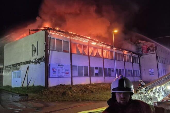 Brand in Industriegebäude in Neufra