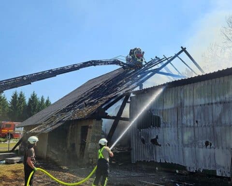 Brand im Getreidelager, Feuerwehr im Einsatz, massive Löschmaßnahmen, Gefahr durch Hitze, Gebäudeschaden.