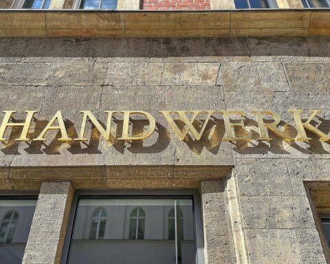 Handwerk-Schriftzug mit Werkzeugen, symbolisiert Zusammenarbeit und Zukunft des Handwerks in Brandenburg.