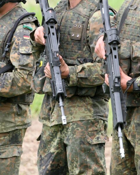 Bundeswehr-Soldaten in Aktion, symbolisieren Deutschlands wachsende militärische Fähigkeiten und Nachbarland-Bedenken.