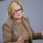 Eva Högl warnt vor Drohnen, Cyberangriffen und betont Schutz kritischer Infrastruktur in Bremen.