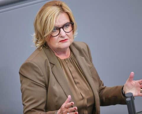Eva Högl warnt vor Drohnen, Cyberangriffen und betont Schutz kritischer Infrastruktur in Bremen.