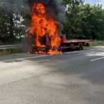 Brennender LKW auf Autobahn, Feuerwehr im Einsatz, starke Rauchentwicklung, Verkehr gesperrt.