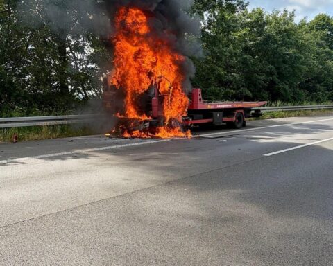 Brennender LKW auf Autobahn, Feuerwehr im Einsatz, starke Rauchentwicklung, Verkehr gesperrt.
