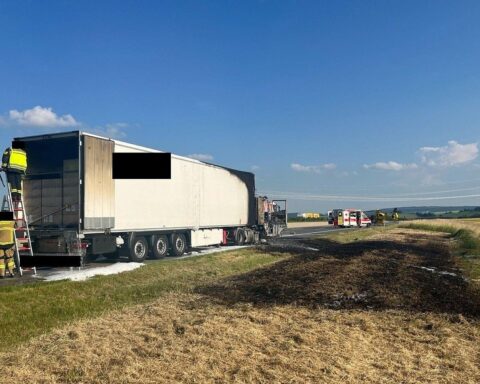 Brennender Sattelzug auf der Autobahn A9, Feuerwehr löst Brand schnell. Fahrer verletzt.