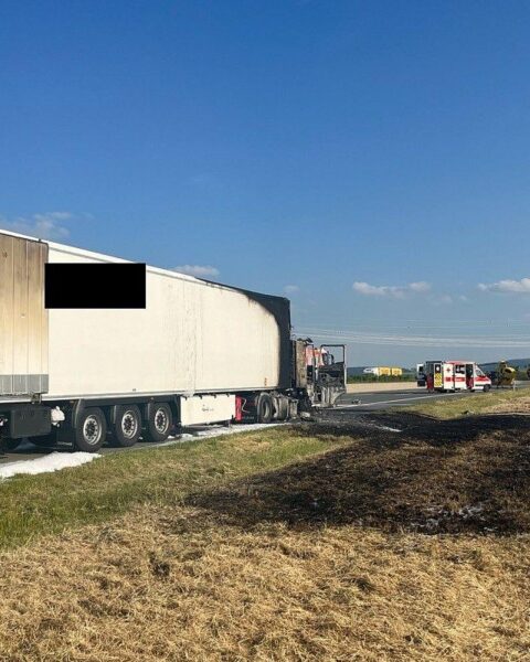Brennender Sattelzug auf der Autobahn A9, Feuerwehr löst Brand schnell. Fahrer verletzt.