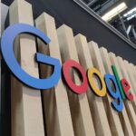 Google-Logo vor britischer Wettbewerbsbehörde; Themen: KI, Verlegerrechte, Suchmaschinenmarkt.