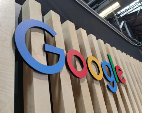 Google-Logo vor britischer Wettbewerbsbehörde; Themen: KI, Verlegerrechte, Suchmaschinenmarkt.