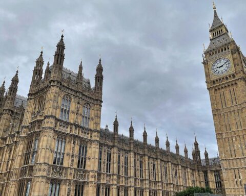 Rücktritt des Verteidigungsministers Healey, Brexit und Verteidigungsinvestitionen sind thematische Schwerpunkte.